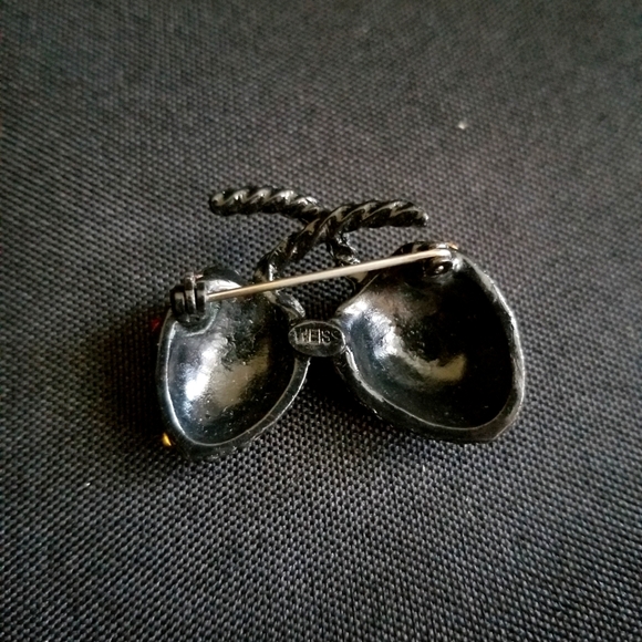 Weiss strawberry pin - Picture 2 of 2